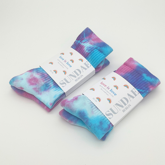Batik Socken | love is love